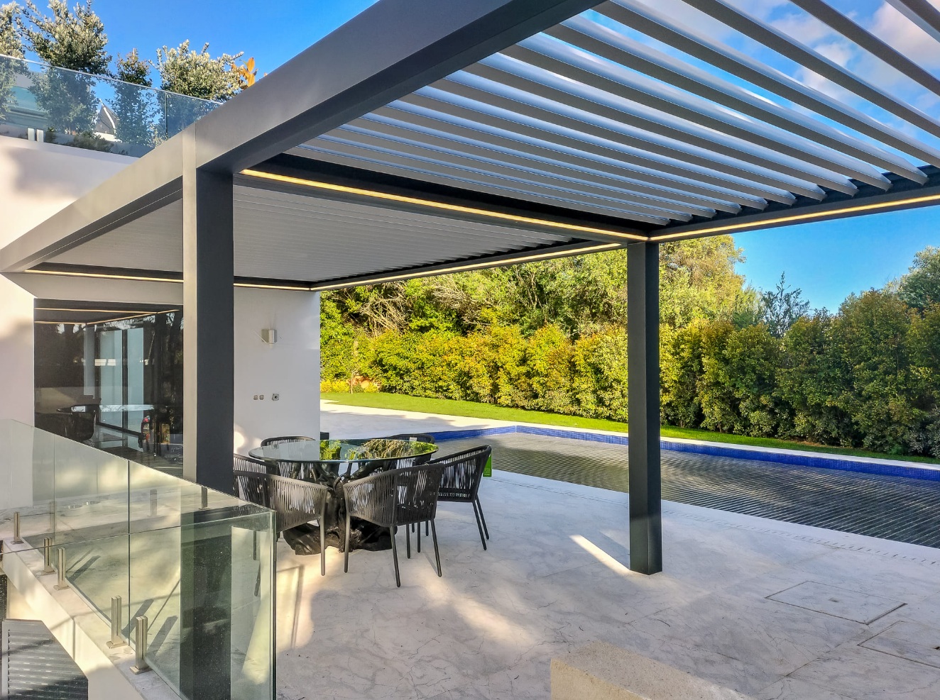Pérgola bioclimática Toldos Sieves num espaço exterior