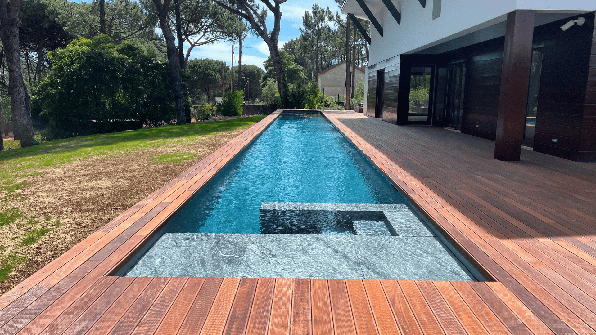 Piscina BlueLiving num jardim