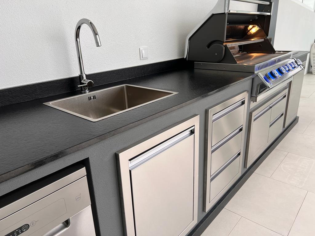 Projeto de cozinha de exterior Stout Grill — Ribamar · Linha Clássica